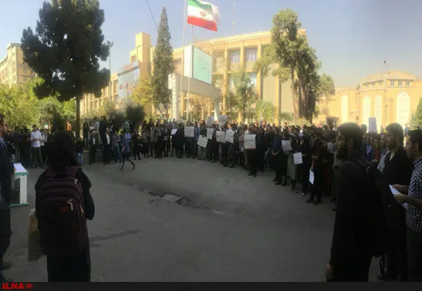 جمعی از دانشجویان پلی‌تکنیک و علامه طباطبایی تجمع کردند +تصاویر