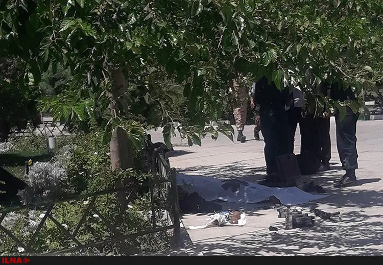 پایان عملیات تروریستی در خانه ملت/ افزایش تعداد کشته‌شدگان به ۱۲ نفر/ ۲ مهاجم خود را منفجر کردند/ اعزام مجروحان به ۴ بیمارستان + تصاویر