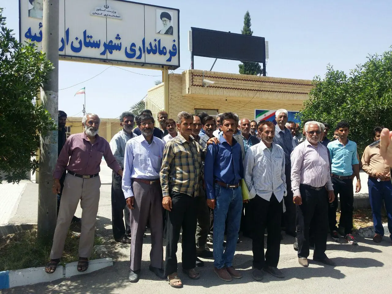 تجمع کارگران سهامدار معدن اسفندقه در مقابل فرمانداری ارزوئیه