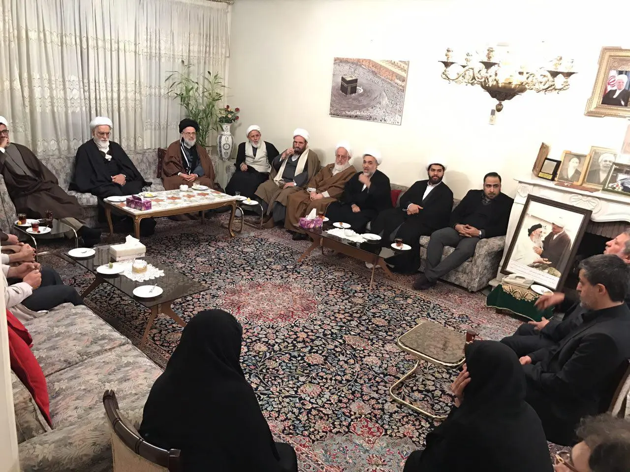 حضور اعضای مجمع محققین و مدرسین حوزه علمیه قم در منزل آیتالله هاشمی + تصاویر