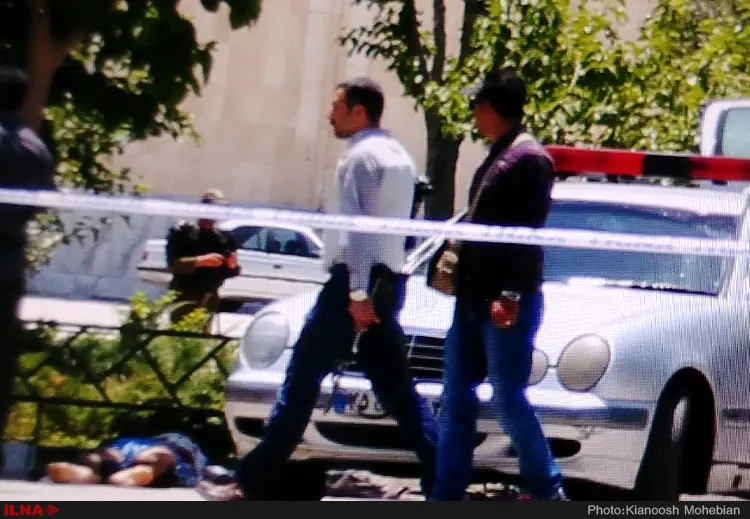 پایان عملیات تروریستی در خانه ملت/ افزایش تعداد کشته‌شدگان به ۱۲ نفر/ ۲ مهاجم خود را منفجر کردند/ اعزام مجروحان به ۴ بیمارستان + تصاویر