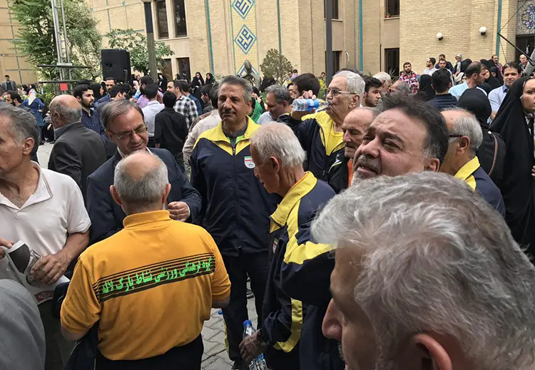 هواداران شهردار تهران با اتوبوس به حوزه هنری آورده شدند + فیلم و تصاویر