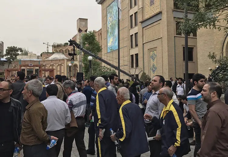 هواداران شهردار تهران با اتوبوس به حوزه هنری آورده شدند + فیلم و تصاویر