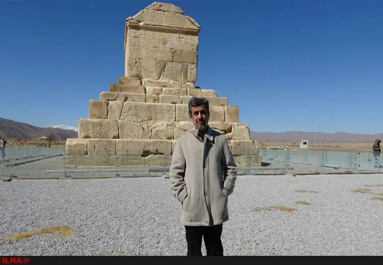 احمدی‌نژاد از تخت جمشید و مقبره کوروش بازدید کرد +عکس