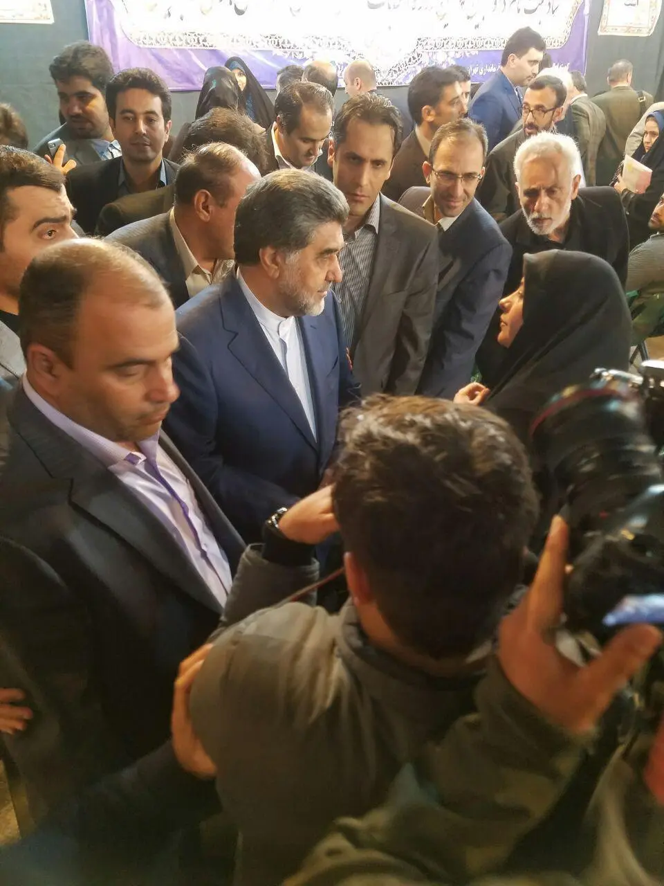 استاندار تهران در محل ستاد ثبت‌نام انتخابات شورای شهر حاضر شد
