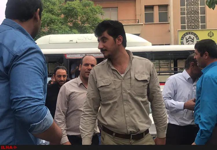هواداران شهردار تهران با اتوبوس به حوزه هنری آورده شدند + فیلم و تصاویر