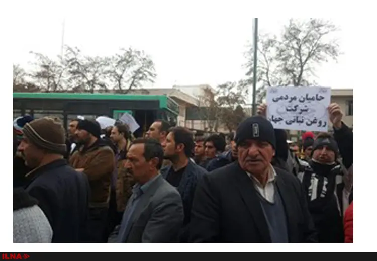تجمع کارگران اخراجی روغن نباتی جهان در مقابل استانداری زنجان