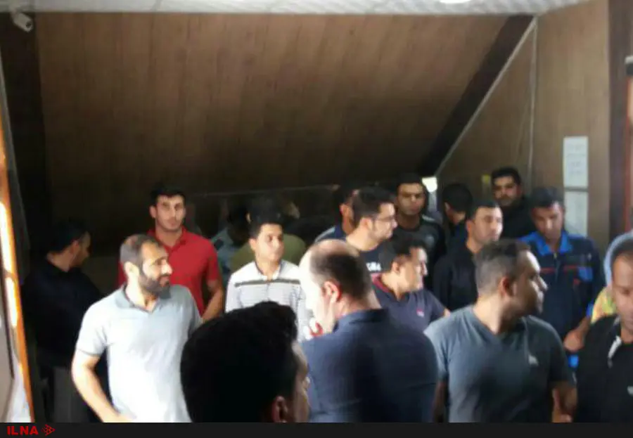 تجمع شماری از کارگران منطقه آزاد اروند در مقابل دفتر اشتغال