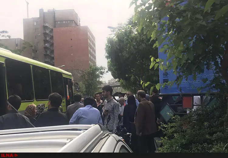هواداران شهردار تهران با اتوبوس به حوزه هنری آورده شدند + فیلم و تصاویر