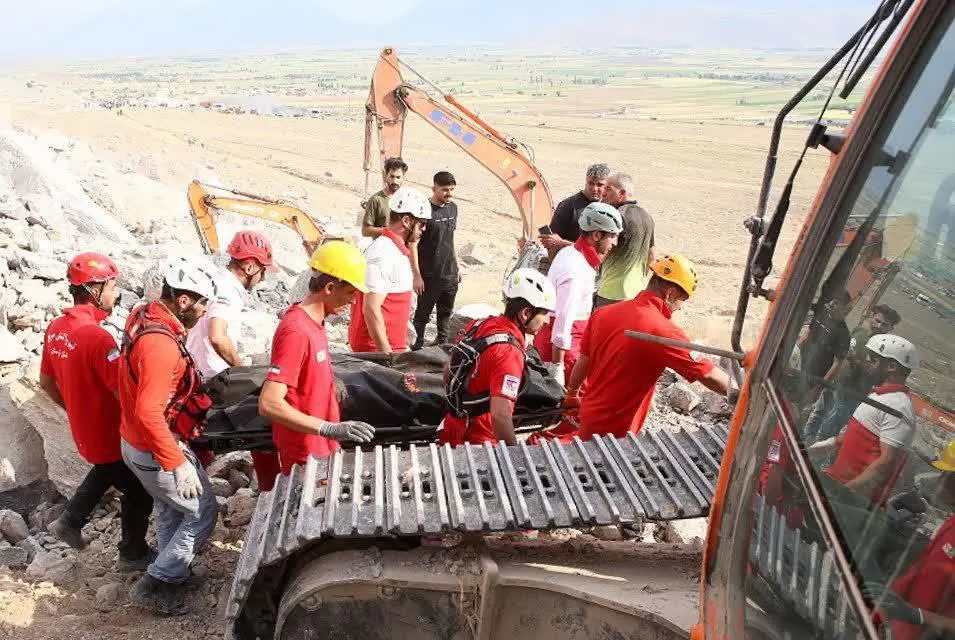 تداوم عملیات جست و جو تیم های عملیاتی در محل ریزش معدنِ شازند/ پیدا شدن پیکر یک نفر از محبوسان حادثه +عکس