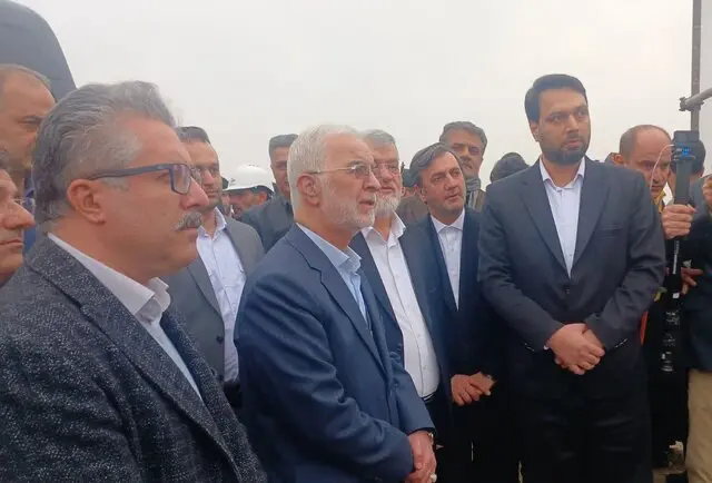 مومنی  از نیروگاه خورشیدی ۶۳ مگاواتی شمس آباد بازدید کرد