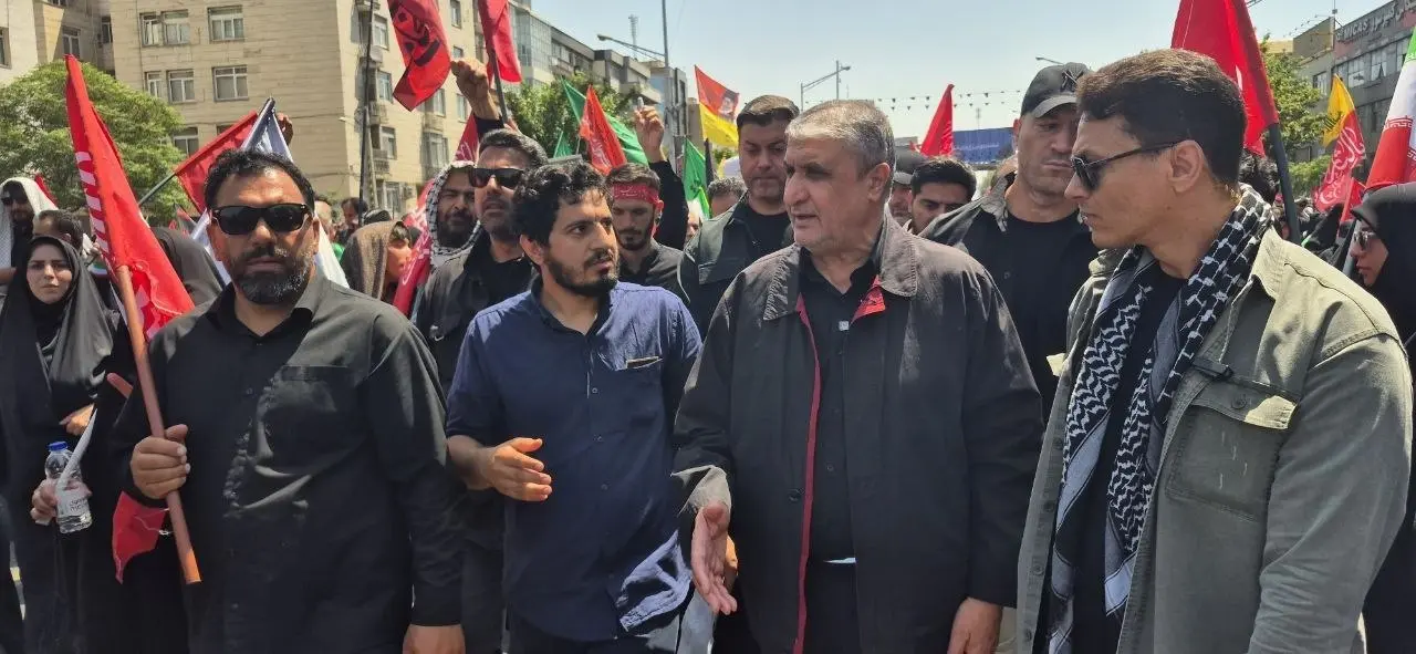 برگزاری مراسم تشییع پیکر رهبر شهید انقلاب در تهران/همه با پرچم‌های سرخ آمدند