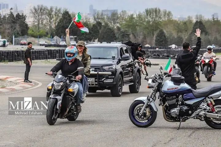رژه کم سابقه زنان موتورسوار در میدان آزادی + عکس