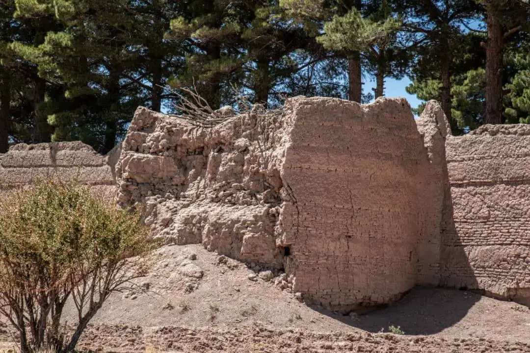 دیوارهای قلعه تاریخی "مود" شهرستان سربیشه در حال فرو ریختن است/بی توجهی مسئولان به بنای یادگاری دوره زندیه و قاجار