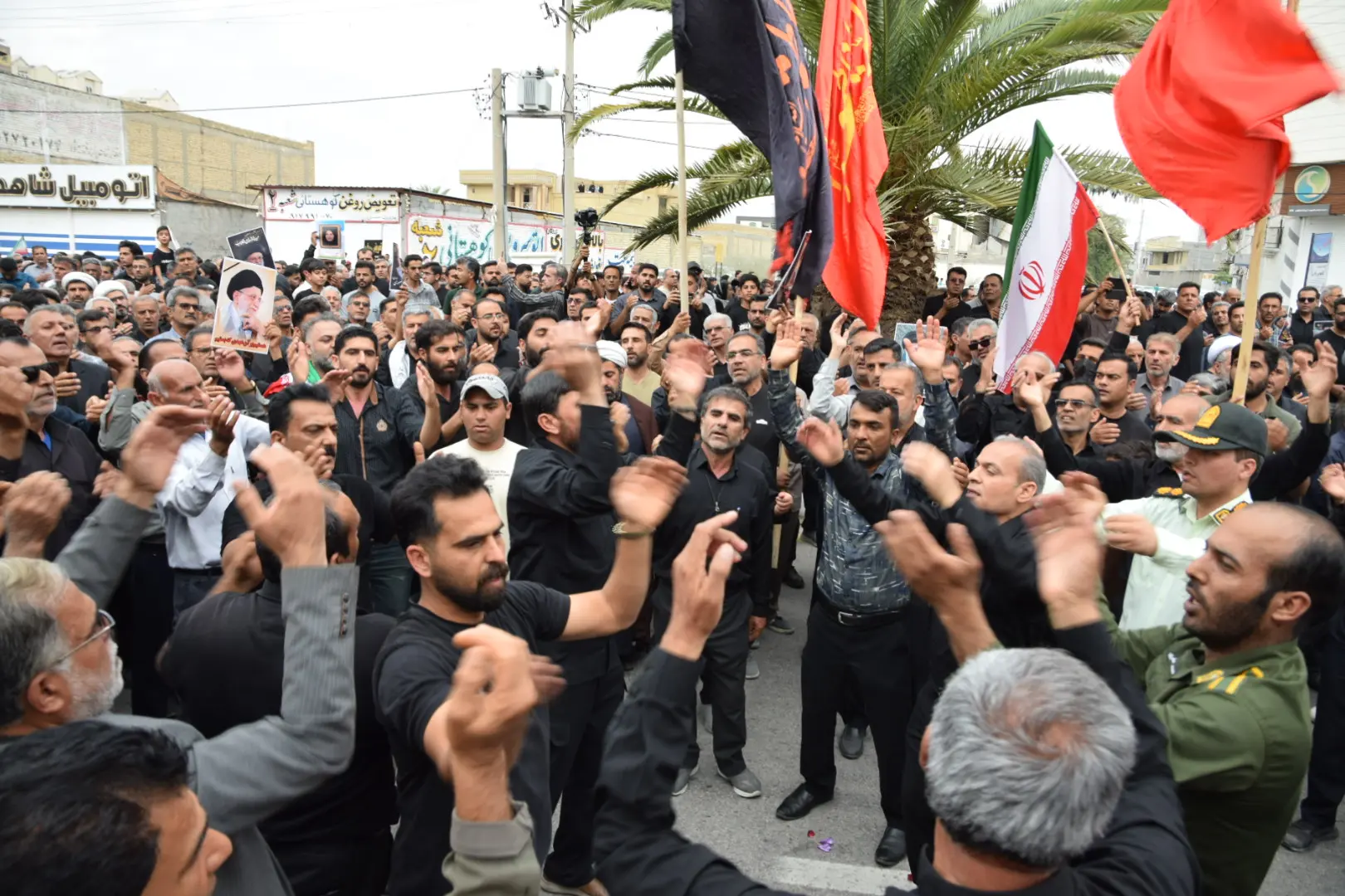 تشییع ٢١ شهید حادثه تروریستی ضدبشری آمریکا و اسرائیل در لامرد فارس/اعلام انزجار مردم لامرد از جنایت خونین آمریکا و اسرائیل