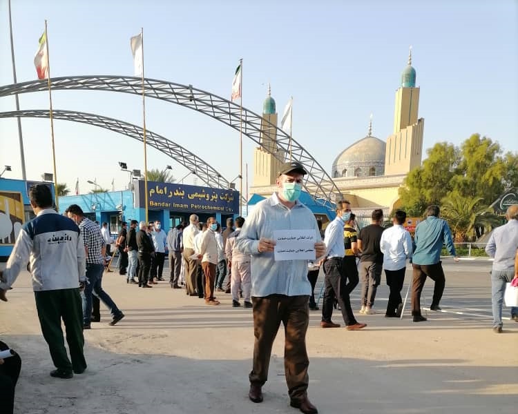 تجمع کارکنان پتروشیمی بندر امام مقابل ساختمان این شرکت/ انتقال نیروهای پیمانکاری به شرکت زیرمجموعه تنها با رضایت خودشان انجام میشود/ کارگران: انتقال اجباری لغو شود