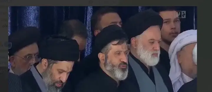 اولین عکس از حضور سه تن از پسران رهبر شهید انقلاب در مصلی تهران