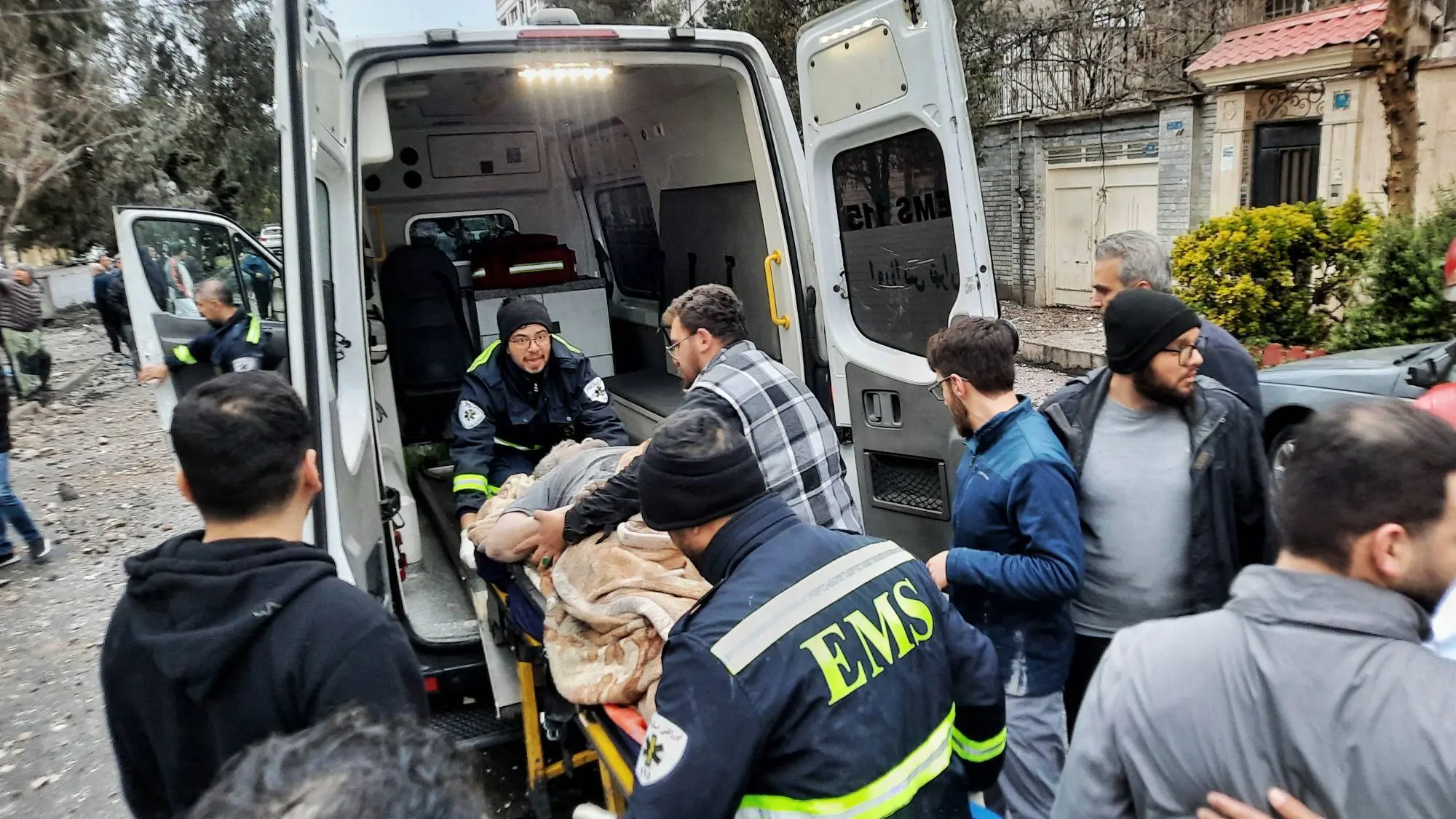 حمله هوایی در شرق تهران؛ اعزام فوری تیم‌های اورژانس و انتقال مصدومان به بیمارستان

