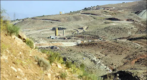 شیراز زیر تهدید یک سد/ضرب‌الاجل دادگستری برای تعیین تکلیف تنگ سرخ/ فعال محیط زیست: سد را «آب‌بند» نامیده‌اند تا ماهیت پروژه پنهان بماند/ آب منطقه ای: سد به نوع تأخیری تغییر یافته است
