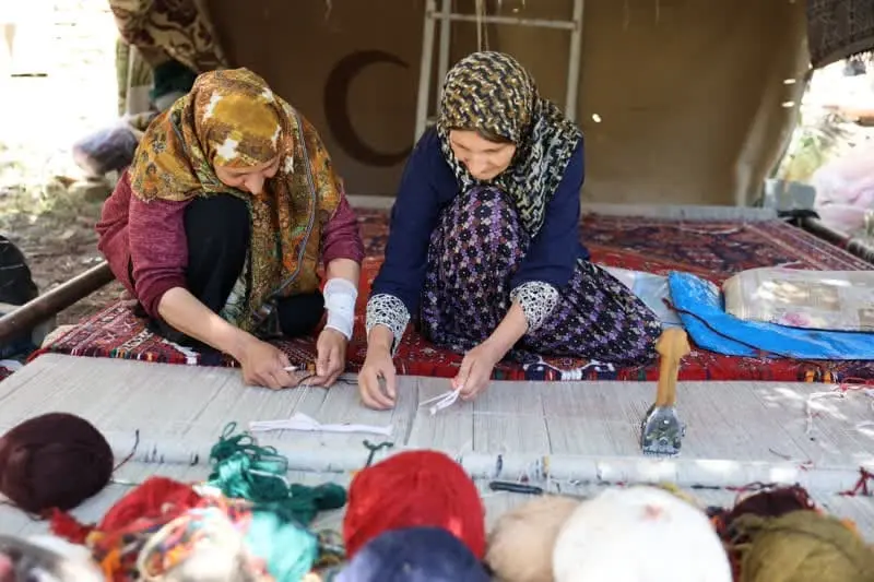 جشن ثبت ملی میمند و حسن‌آباد اقلید؛ شهرهای ملی شیشه‌گری سنتی و قالی در فارس