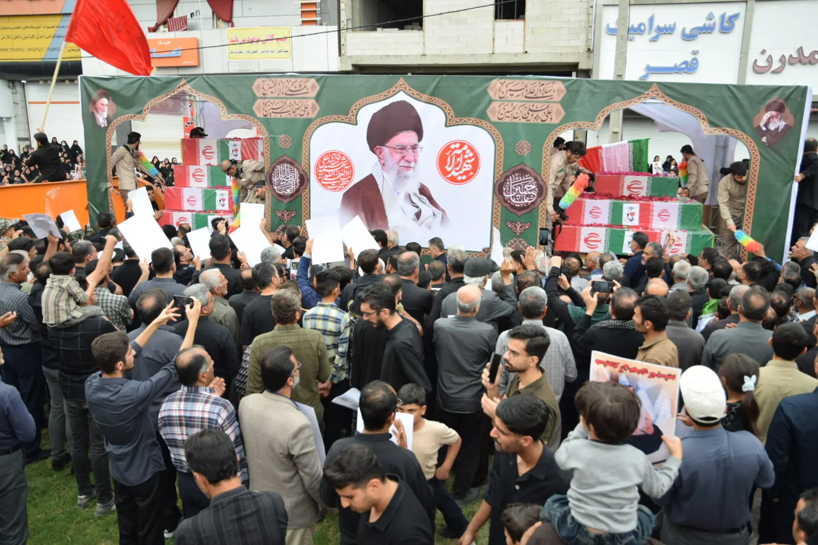 تشییع ٢١ شهید حادثه تروریستی ضدبشری آمریکا و اسرائیل در لامرد فارس/اعلام انزجار مردم لامرد از جنایت خونین آمریکا و اسرائیل