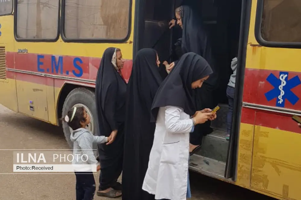 هزار و 450 بیمار در مناطق آبگرفته اهواز ویزیت شدند/ ارائه خدمات پزشکی به مردم در منازل