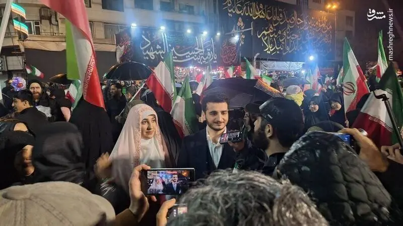 تصویری از تازه عروس و داماد در تجمع میدان انقلاب تهران