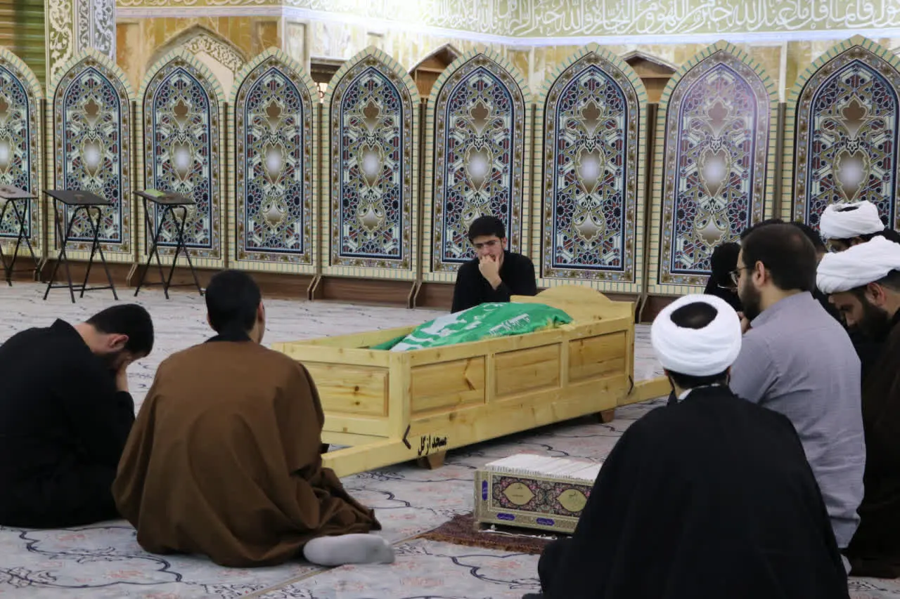 وداع صدیقی با پیکر پسرش در مدرسه علمیه امام خمینی + تصاویر