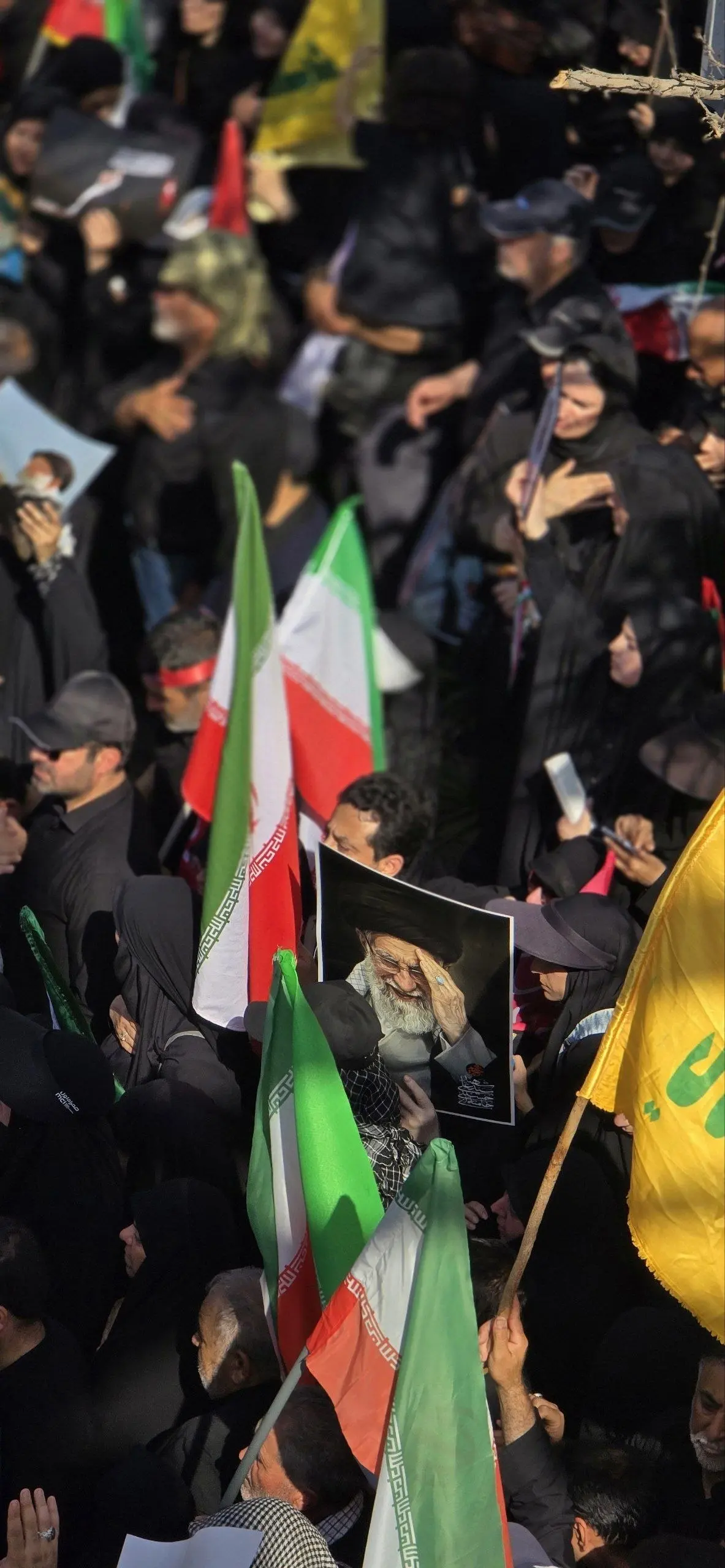 برگزاری مراسم تشییع پیکر رهبر شهید انقلاب در تهران/همه با پرچم‌های سرخ آمدند