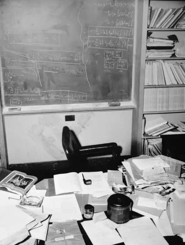 میز کار اینشتین در روز مرگش؛ ۲۸ فروردین ۱۳۳۴