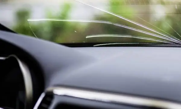 ۵ نکته طلایی برای جلوگیری از ترک خوردن شیشه خودرو در فصل سرما