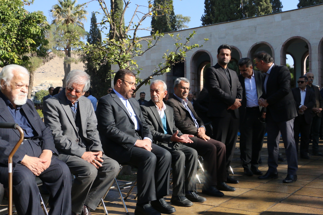 پیکر استادابوالقاسم فقیری در آرامستان شاه داعی الله شیراز آرام گرفت