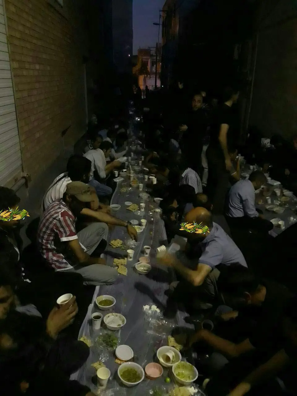 سفره افطاری کارتنخوابهای محله مولوی تهران + تصاویر