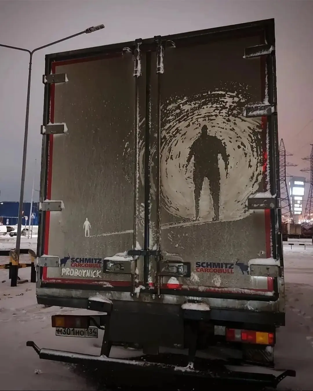 هنرمند روس از گرد و غبار، بوم می‌سازد + عکس