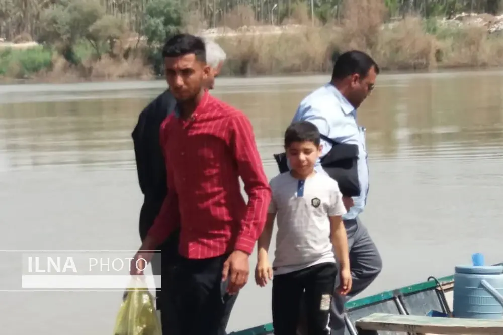 تردد اهالی37 روستای خوزستان با قایق /ترک تحصیل 20 درصد دانش آموزان «باوی» از ترس غرق شدن / فرماندار : کاری از ما ساخته نیست باید منتظر اقدام ارتش باشیم 