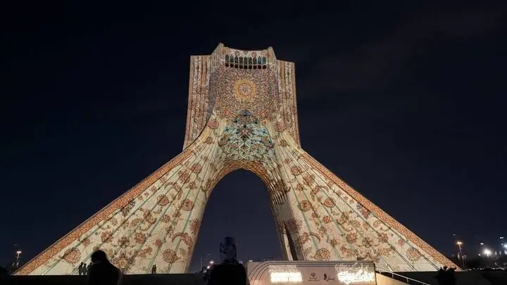 برج آزادی با فرشهای نفیس ایرانی مفروش شد + عکس