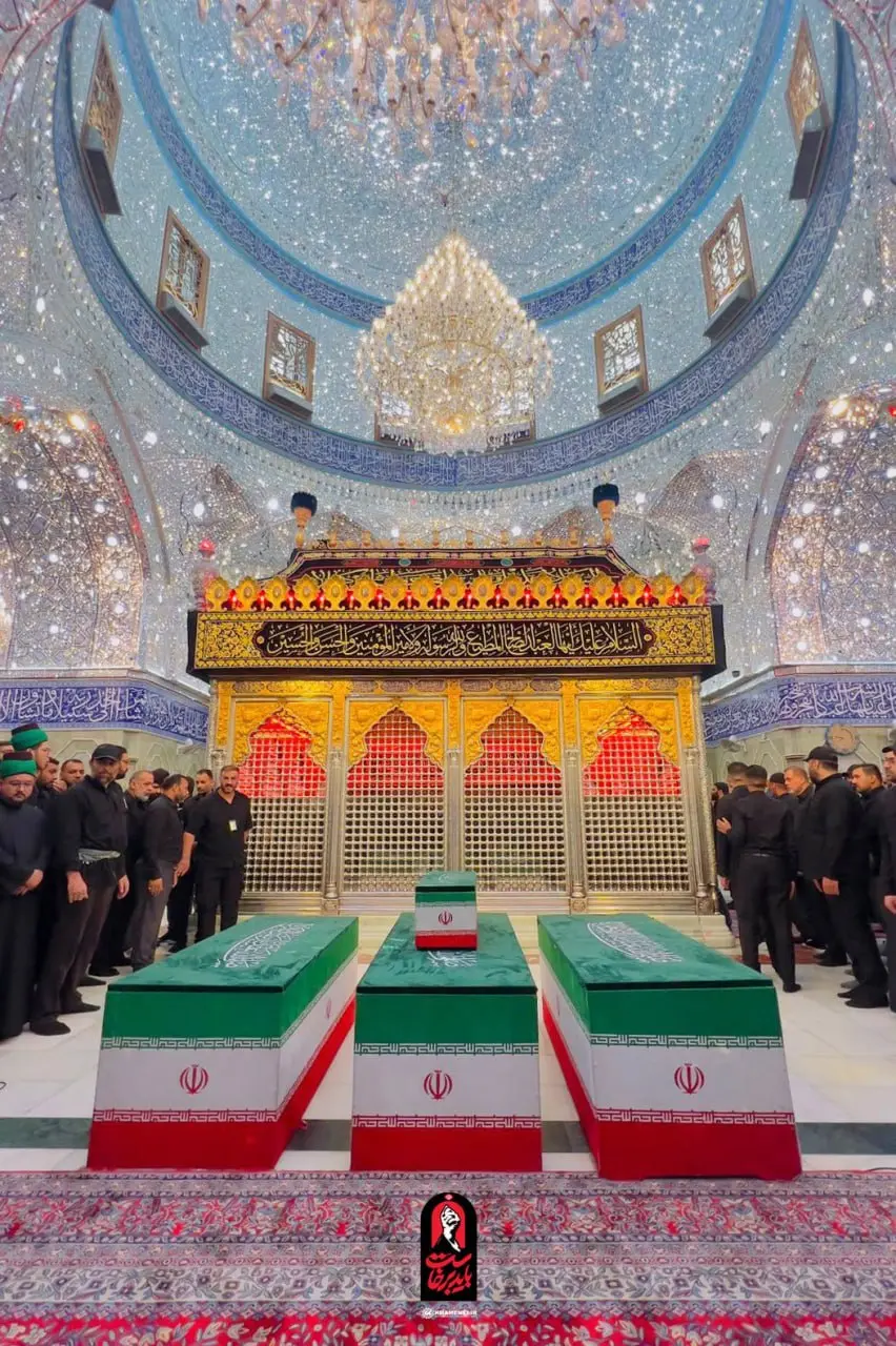 طواف پیکر مطهر رهبر شهید در صحن حرم امام علی (ع) و حرم امام حسین (ع)/ برگزاری مراسم اقامه نماز بر پیکرها