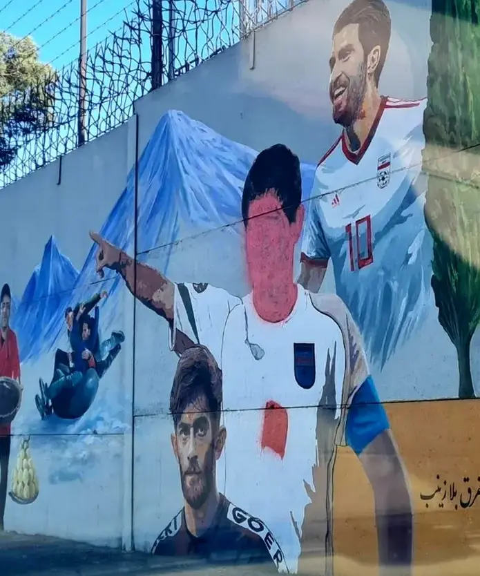 عکس مخدوش شده علی دایی در میدان آزادی