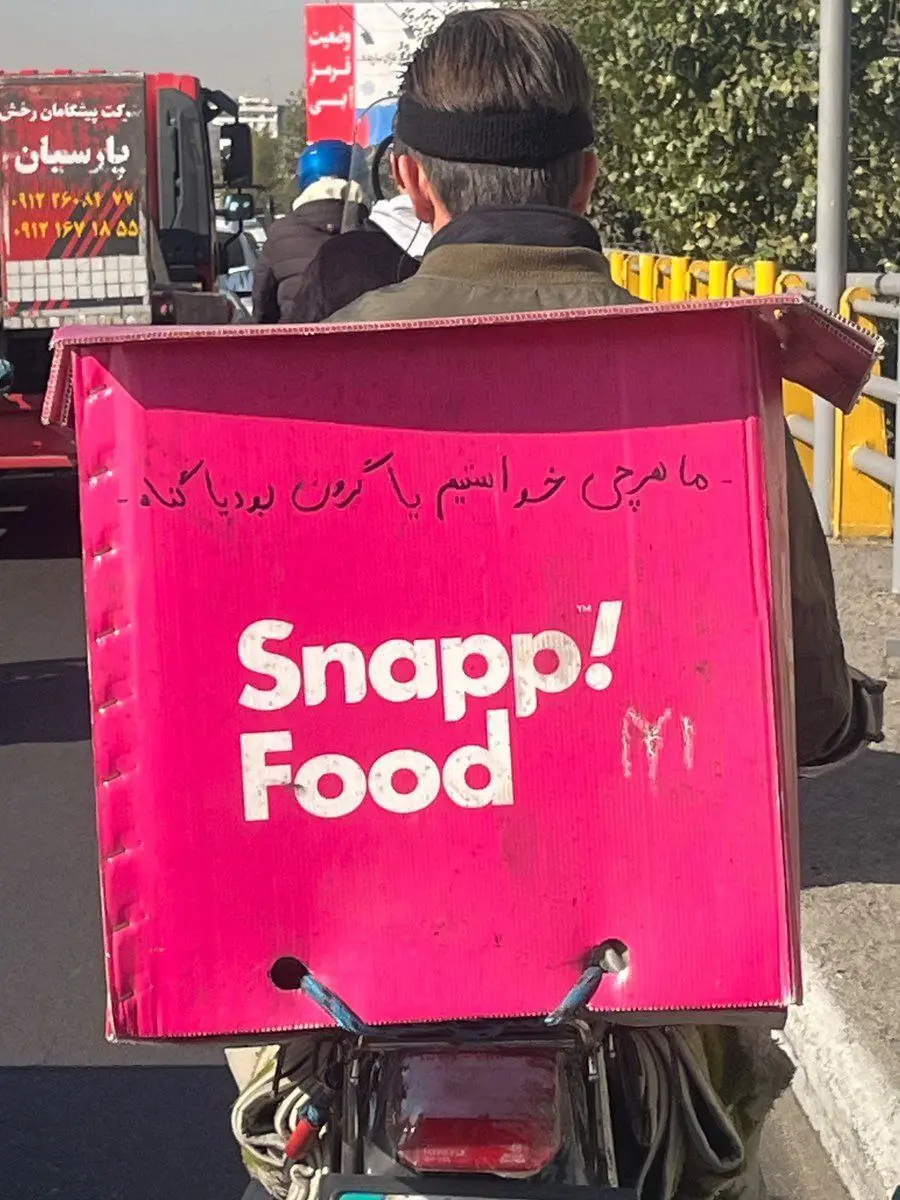 تصویری پر بازدید از یک پیک موتوری اسنپ