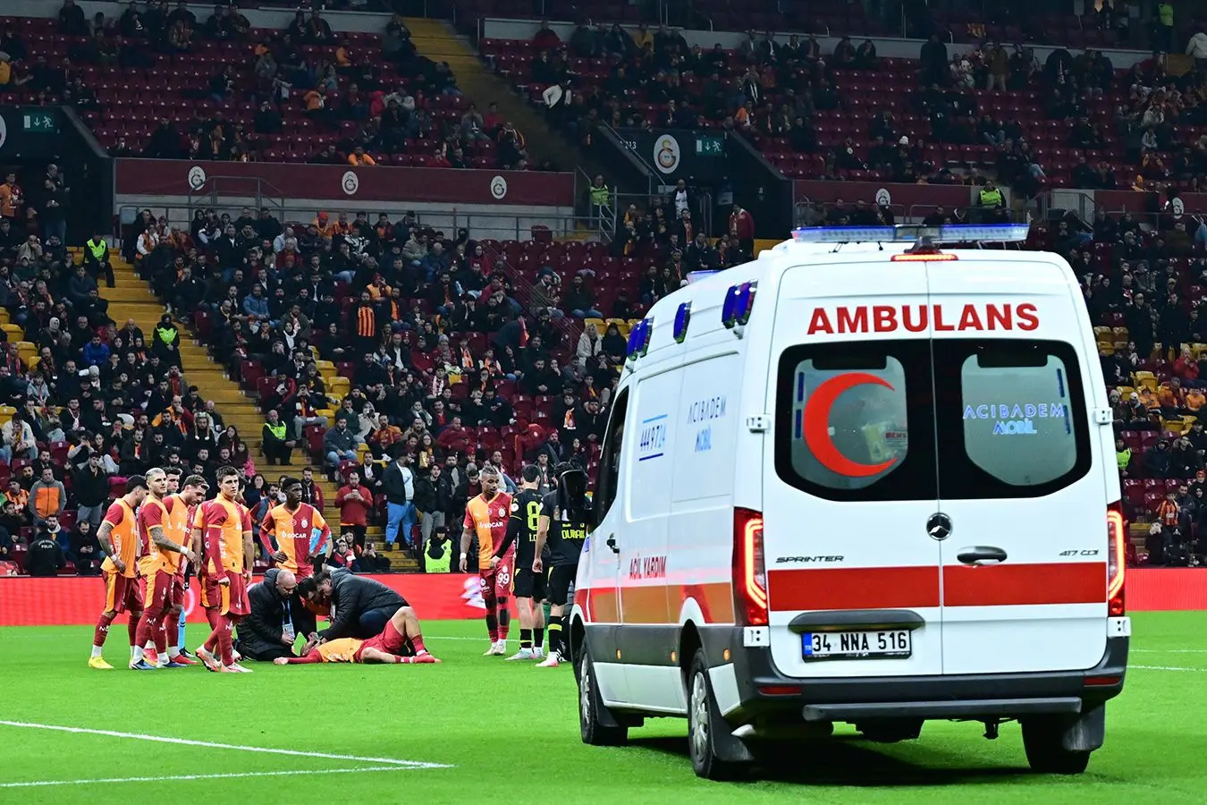 ستاره گالاتاسرای بیهوش و راهی بیمارستان شد!
