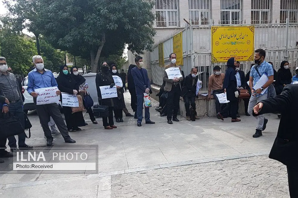 تجمع کارکنان سهام عدالت مقابل ساختمان وزارت اقتصاد