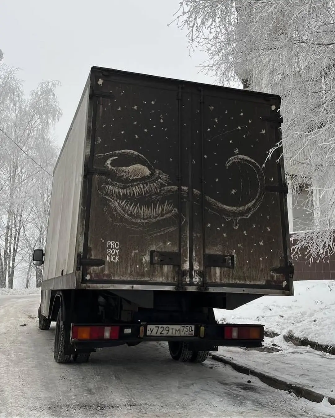 هنرمند روس از گرد و غبار، بوم می‌سازد + عکس