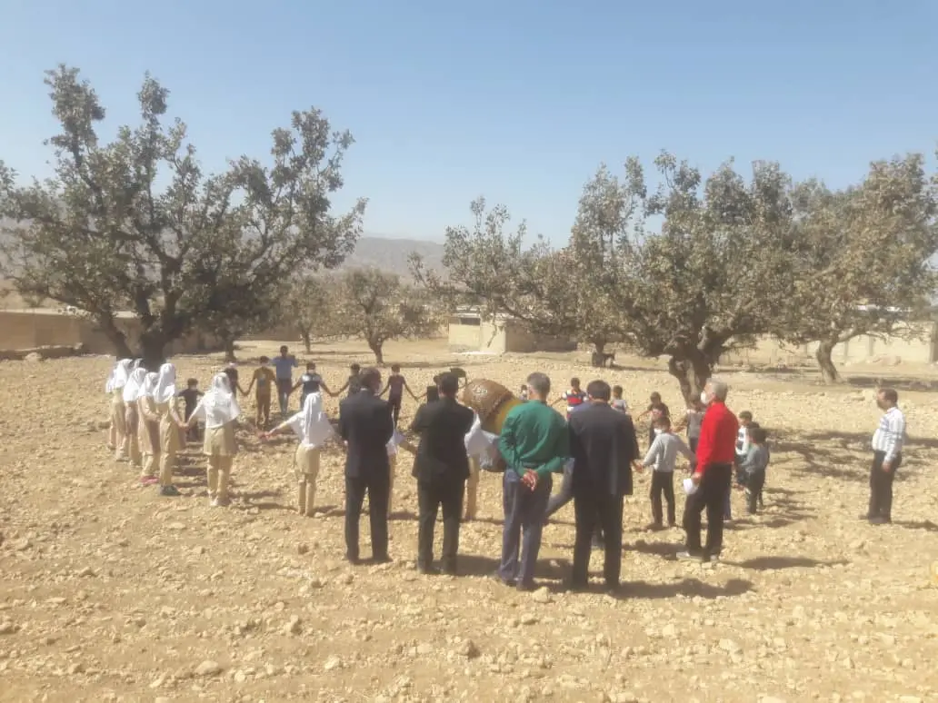 تندیس بلوط با حضور دانشآموزان در دزپارت خوزستان رونمایی شد + تصاویر