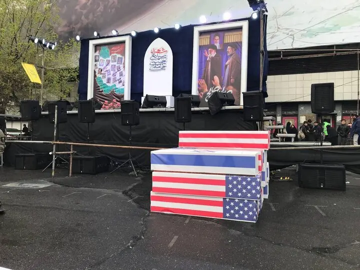 برگزاری مراسم روز جهانی قدس در چهاردهمین روز تحمیل جنگ به ایران/ تکبیر مردم همزمان با انفجارها در حوالی مسیر راهپیمایی+ فیلم و عکس