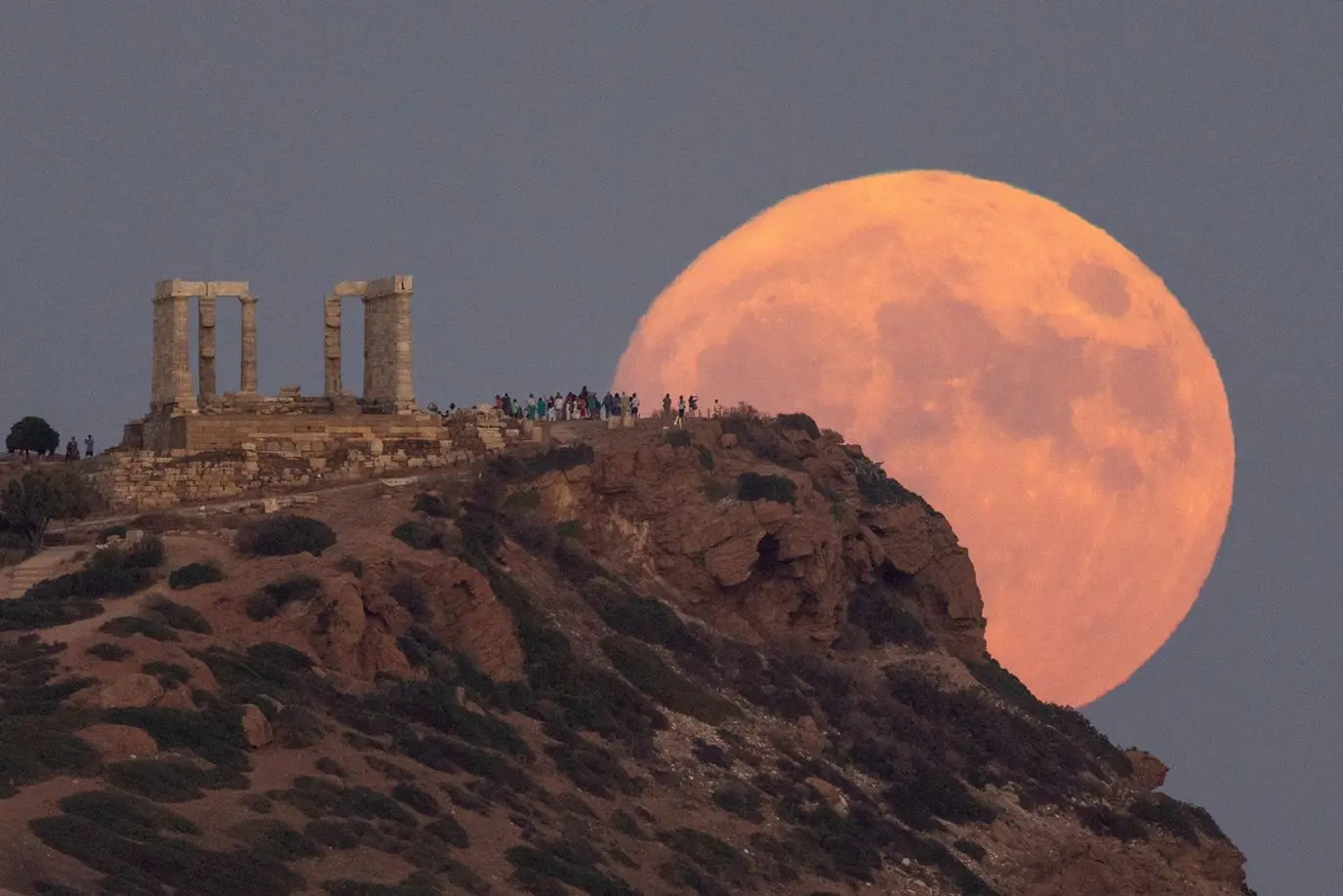 نزدیک‌ترین فاصله ماه تا زمین در فریم‌های عکاسان طبیعت‌گرا+مجموعه‌ای از بدیع‌ترین عکس‌های ماه