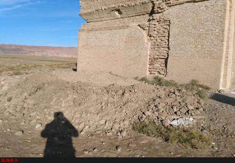 حفاران غیرمجاز پیِ بقعه نجم‌الدین کبری را تخریب کردند/۴۰ میلیون خسارت به بنا وارد شد+عکس