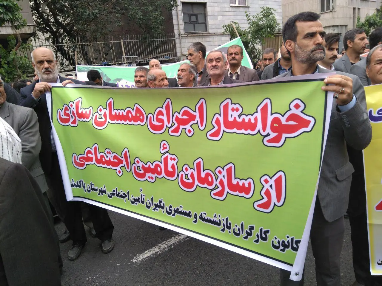 وزیر بهداشت دستش را از جیب کارگران درآورد/ هرچه دهان کارگران را ببندید دهان خورندگان بازمی‌شود/ تصمیم‌گیران منتظر اعتراض‌های جدی‌تر کارگران باشند+ فیلم و عکس