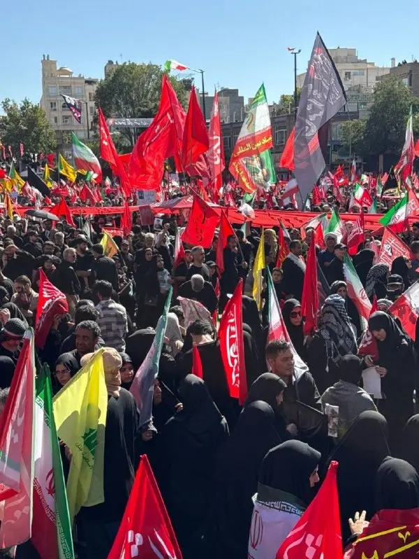 میزبانی تمام قد مشهد از پیکر رهبر شهید/ حضور بیش از ۴۷۰۰ میهمان خارجی در مراسم تشییع و تدفین پیکرها
