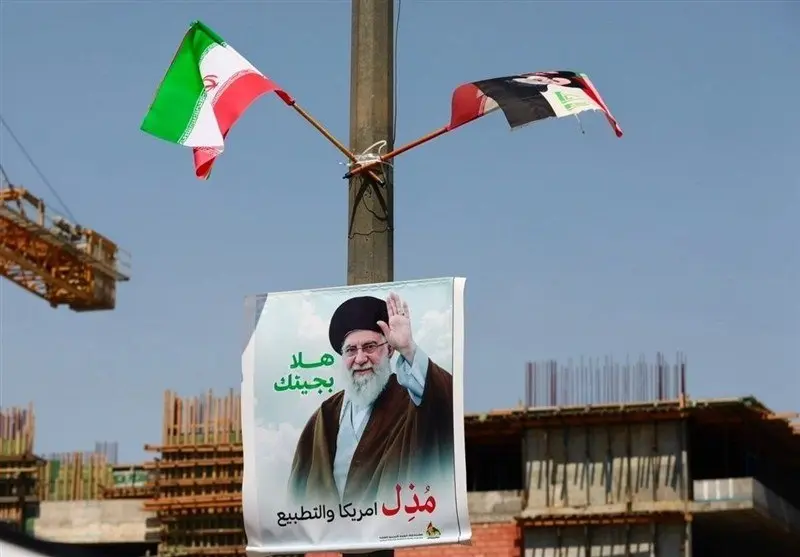 طواف پیکر مطهر رهبر شهید در صحن حرم امام علی (ع)/ برگزاری مراسم اقامه نماز بر پیکرها