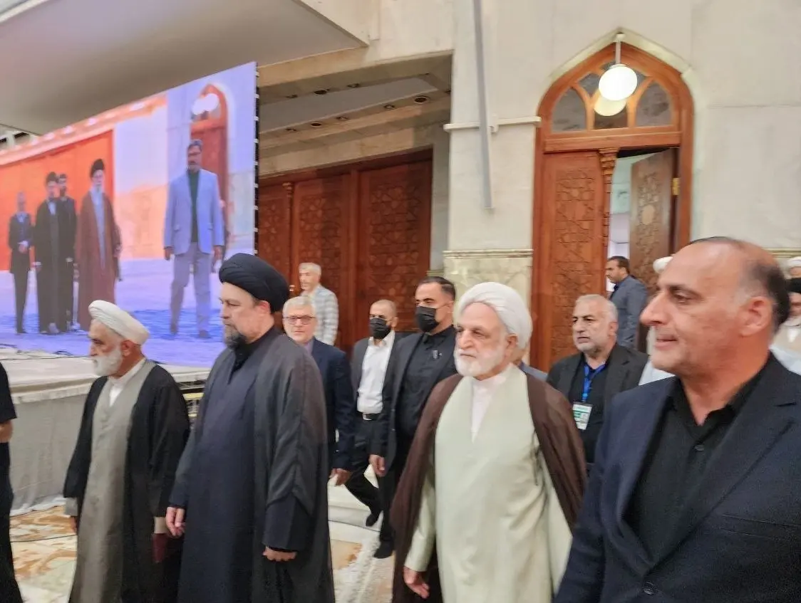 آغاز مراسم سی‌و‌هفتمین سالگرد ارتحال امام (ره)/ قرار گرفتن صندلی خالی مزین به عکس رهبر شهید انقلاب در جایگاه سخنران 